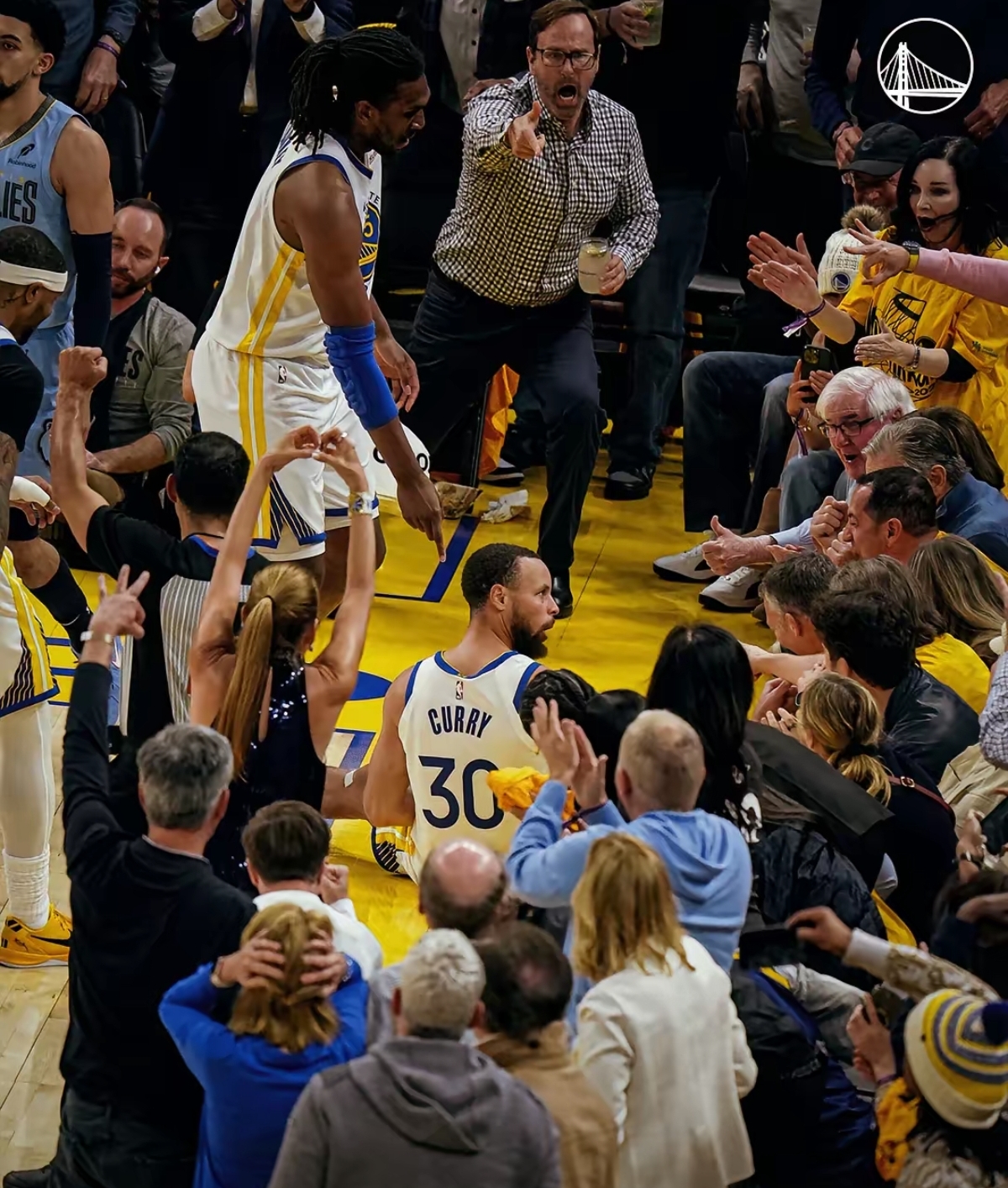 AYX- 库里在拜仁比赛中关键助攻,回归赛场引发热议的是谁 